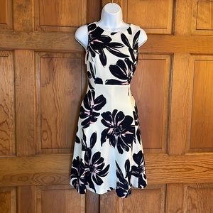 Sleeveless dress in white, navy and pink.